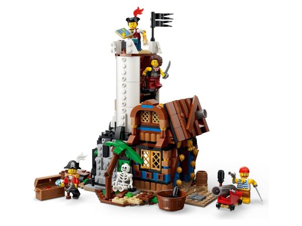 Пиратски замък и убежище с палма сглобени от частите на LEGO Creator 31387