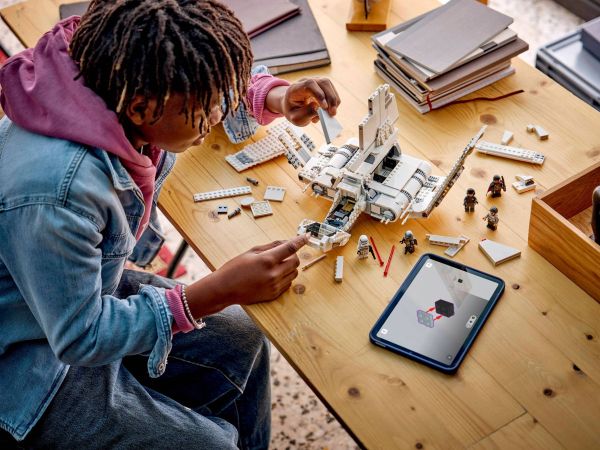 Тийнейджър изгражда вътрешното шаси от 961 части на LEGO 75459 в Get7